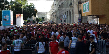 Wiener Rathausplatz schon vor Spielbeginn voll