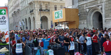 Wiener Rathausplatz schon vor Spielbeginn voll