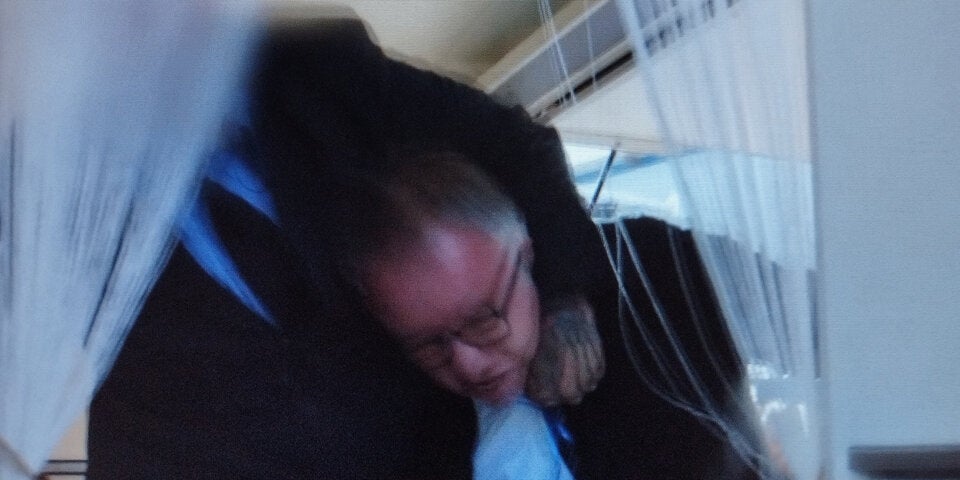 Kickl schaut zu, wie FPÖ-Bodyguard ORF-Komiker rauszerrt