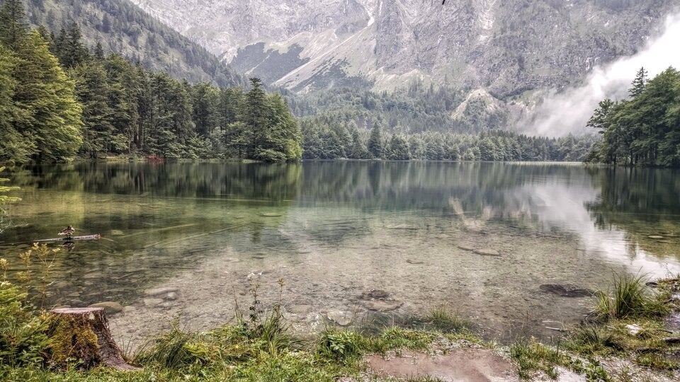 Die idyllisch gelegenen Langbathseen lassen sich auch bei Regen umrunden.