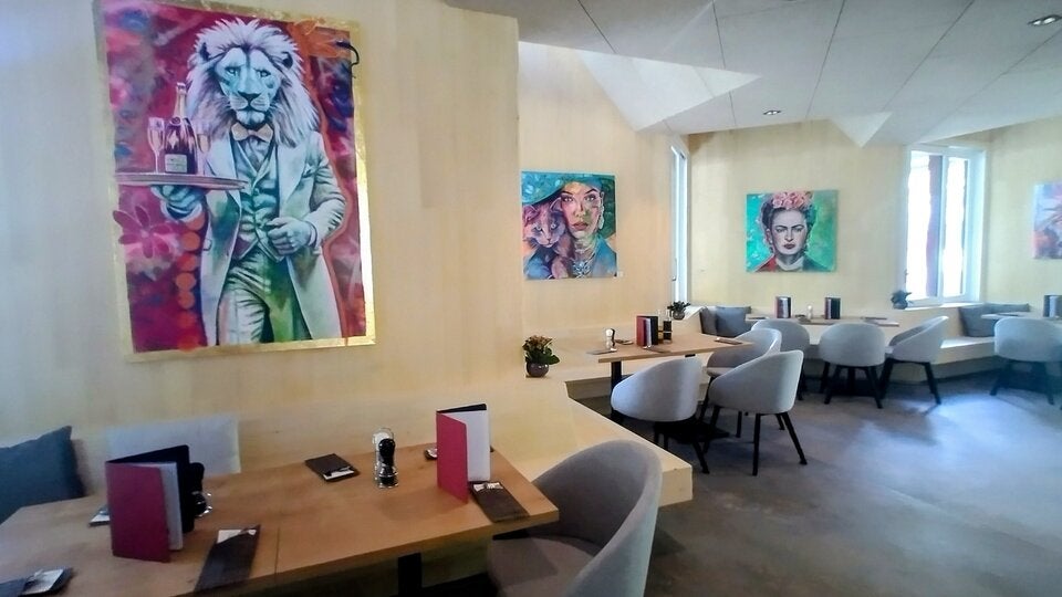 Interieur: Holz trifft auf moderne Kunst - wechselnde Ausstellungen