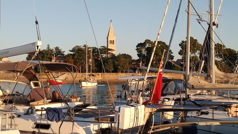 Bei Sonnenuntergang genießt man von der Mole einen traumhaften Blick auf Novigrad. 