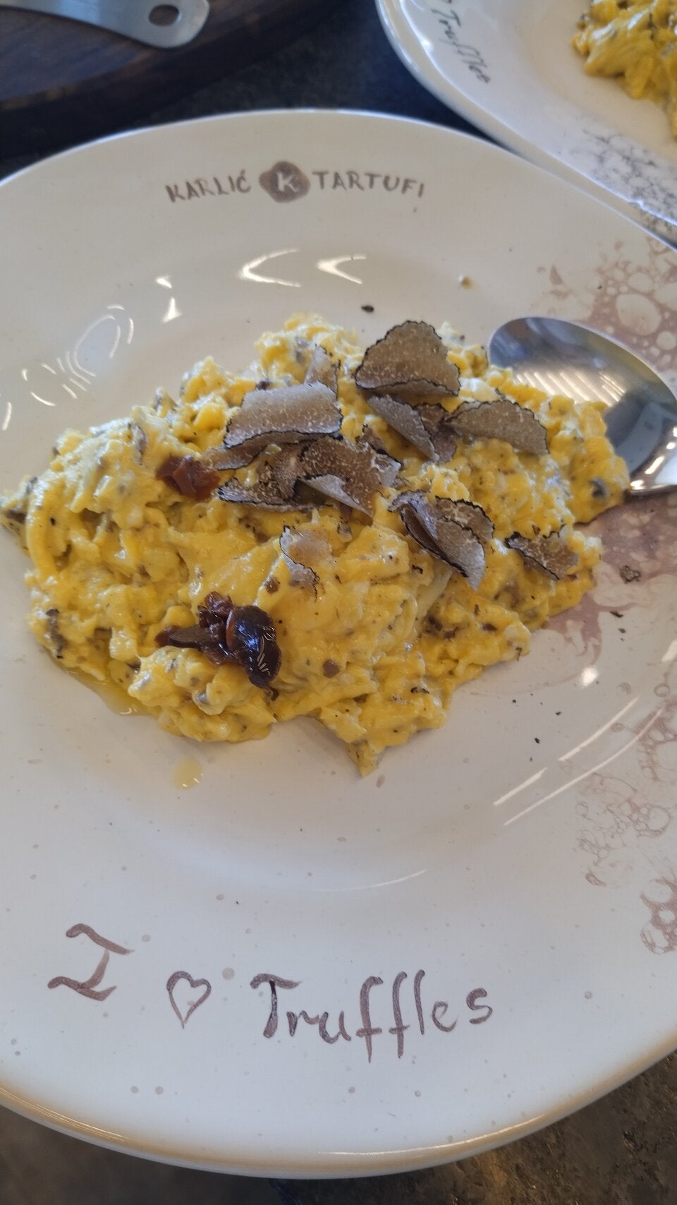 So geht Eierspeise – mit frisch gehobelter schwarzer Trüffel.