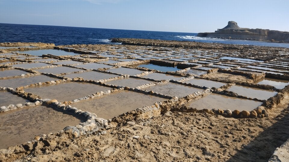 Historisch Salzpfannen: Traditionelle Salzgewinnung erfolgt noch heute von Mai bis September.