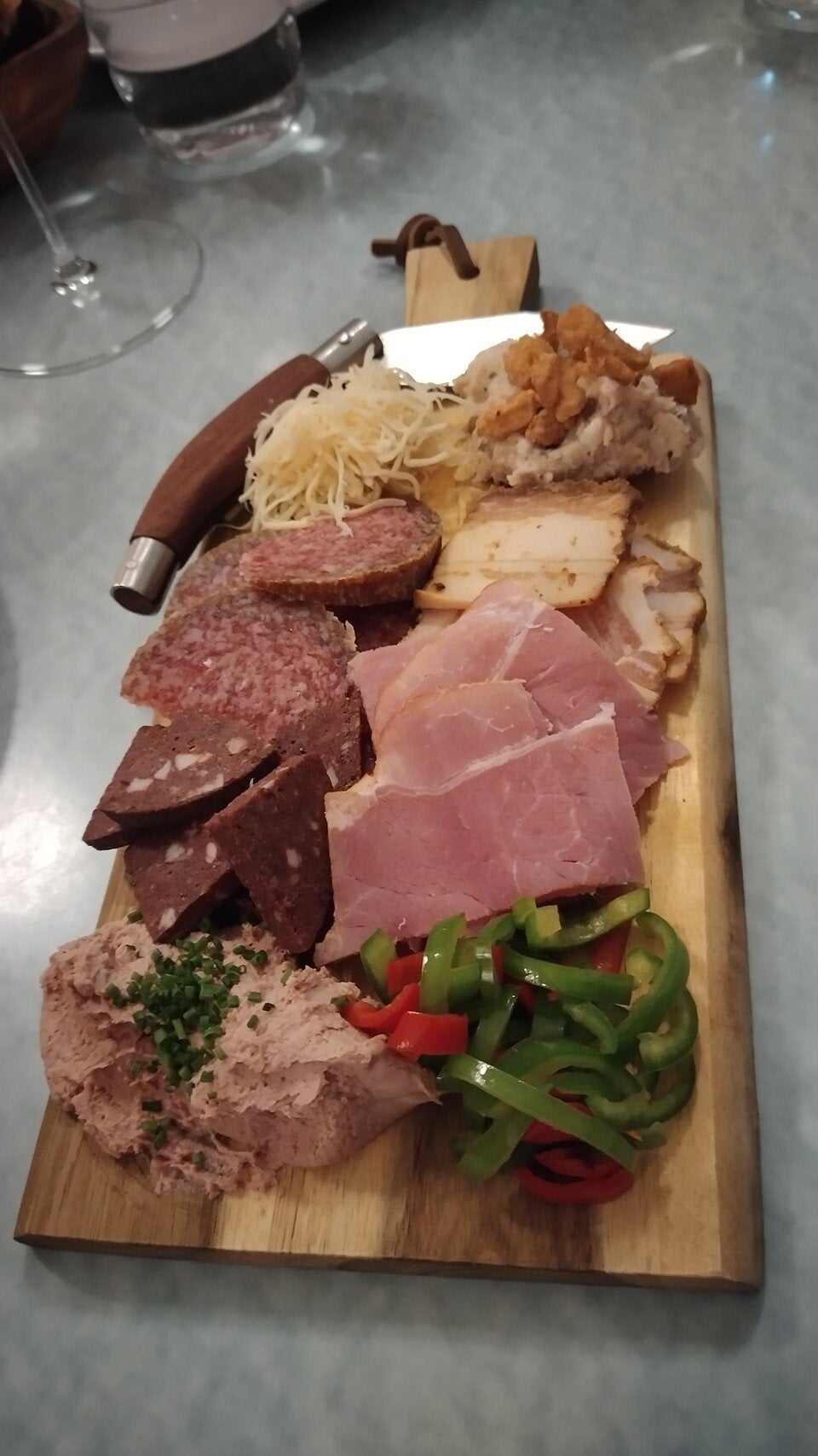 Teilen: Bretschneider Brettl mit allerlei „Schweinerei“.