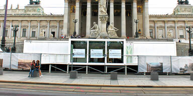 "Sommergespr&auml;che" auf Bau-Container