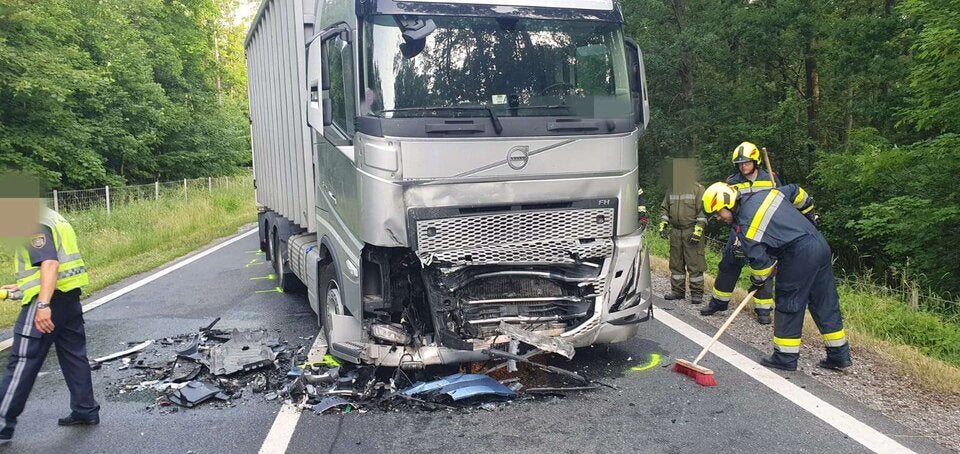 Zwei junge Männer bei Frontal-Crash mit Lkw gestorben