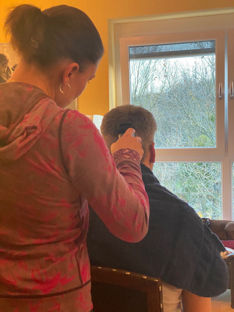 Innenminister lässt sich von seiner Frau die Haare schneiden