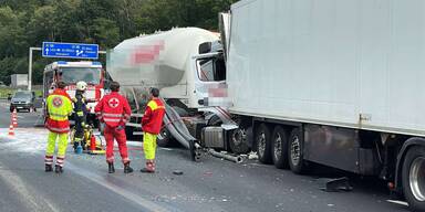 Tödlicher LKW-Crash: Riesiger Stau auf der A21