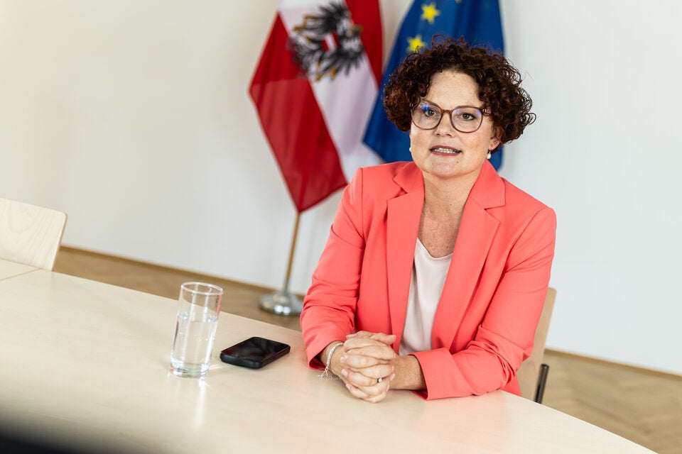 Staatssekretärin Elisabeth Zehetner macht sich für überdachte Schnee-Erlebniswelten stark, die nicht nur im Winter, sondern möglichst ganzjährig genutzt werden können. 