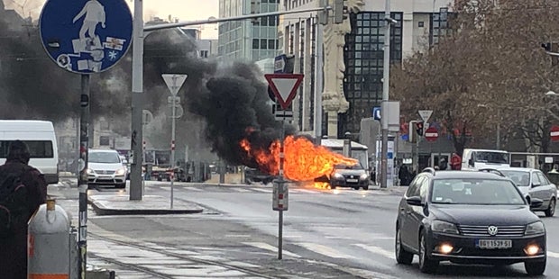 Auto explodiert mitten in Wien