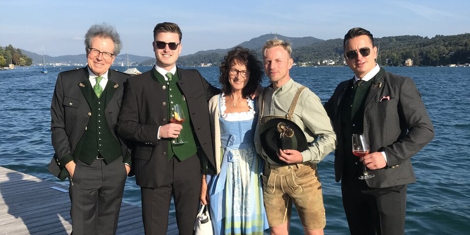 Familientreff am Wörthersee. Huberta mit ihrem Mann Gert (li.) und ihren Söhnen (v. li.) Unternehmer Toni, Tänzer Willi und Musiker Andreas. 