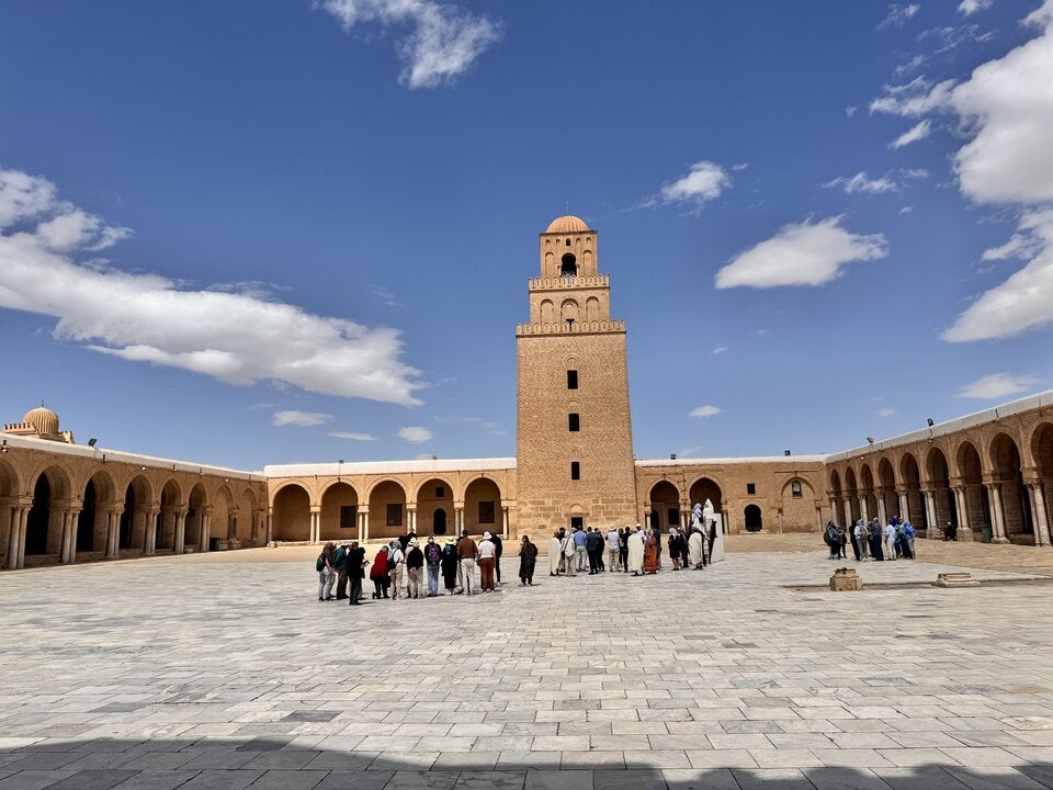 Kairouan. Die große Moschee von Kairouan, errichtet im maurischen Baustil, ist die größte Moschee Tunesiens. 