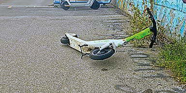 E-Scooter seit Wochen illegal geparkt