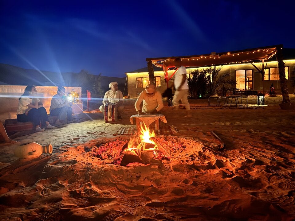 Traditionelles Brotbacken am Lagerfeuer gehört zum Wüstenerlebnis im Camp Abdelmoula dazu. 
