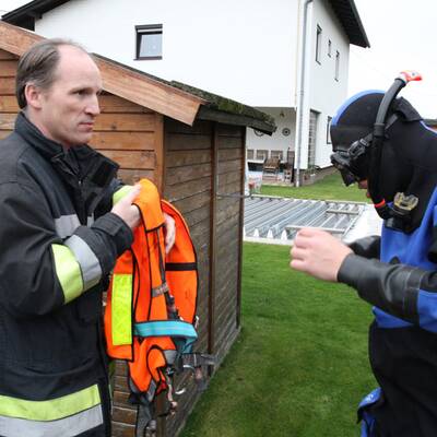 Feuerwehr-Taucher rettet Katze