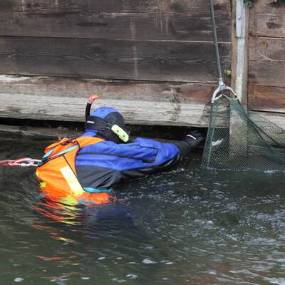Feuerwehr-Taucher rettet Katze