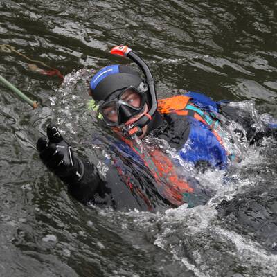 Feuerwehr-Taucher rettet Katze
