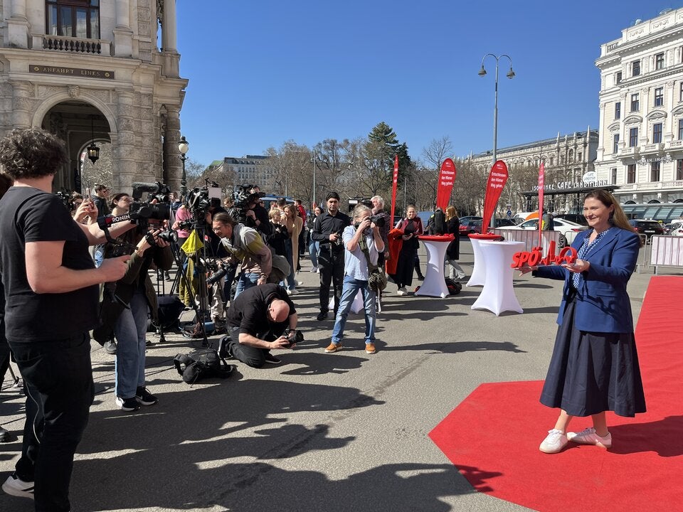 SPÖ-Landesparteisekretärin Barbara Novak vor der Bundesparteizentrale in der Löwelstraße.