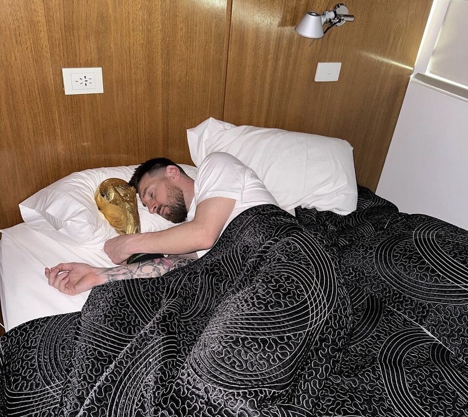 Messi lässt WM-Pokal nicht los