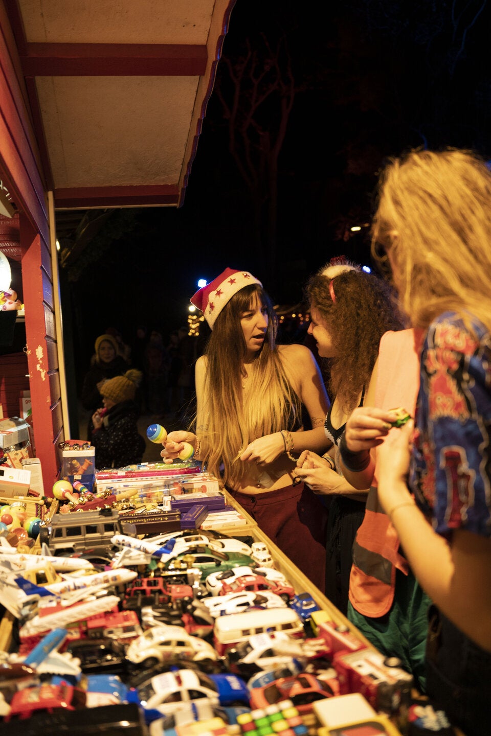 Klima-Kleber im Bikini am Christkindlmarkt