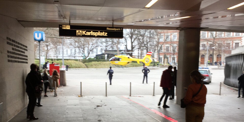 Hubschrauber-Rettungseinsatz am Karlsplatz