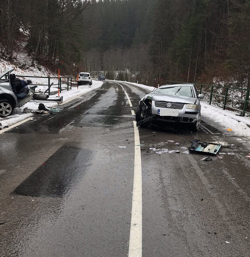 Auto bei Horror-Crash in zwei Teile gerissen