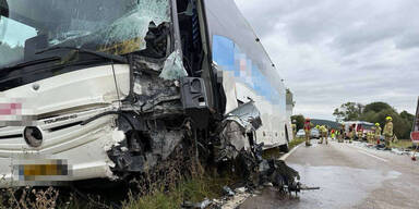 Pkw crasht in Reisebus