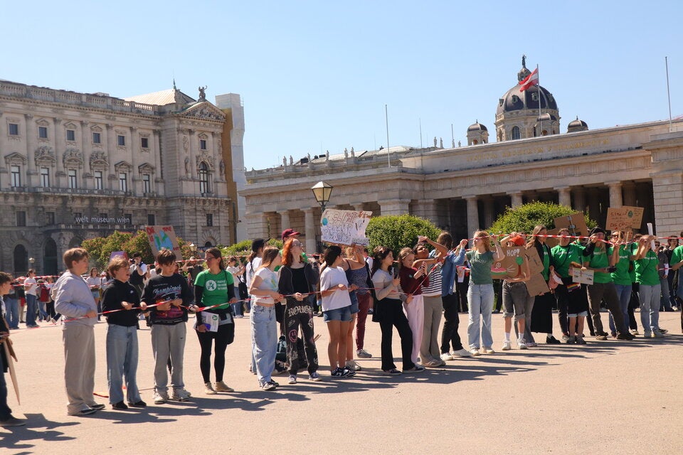 Die Schüler halten das 570 Meter lange Seil hoch.