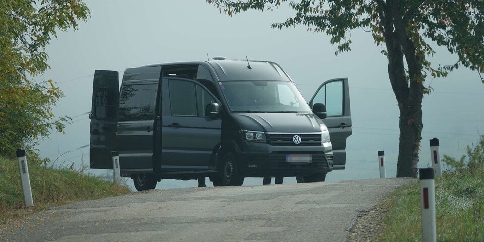 Frauenleiche entdeckt: Fahndung nach Verdächtigem