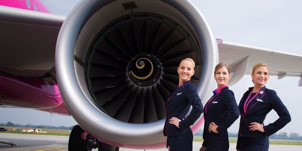 Flugbegleiterinnen vor Wizz Air Flieger