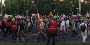 Demo &auml;rgert Kurz-G&auml;ste: Versp&auml;tungen wegen Absperrung