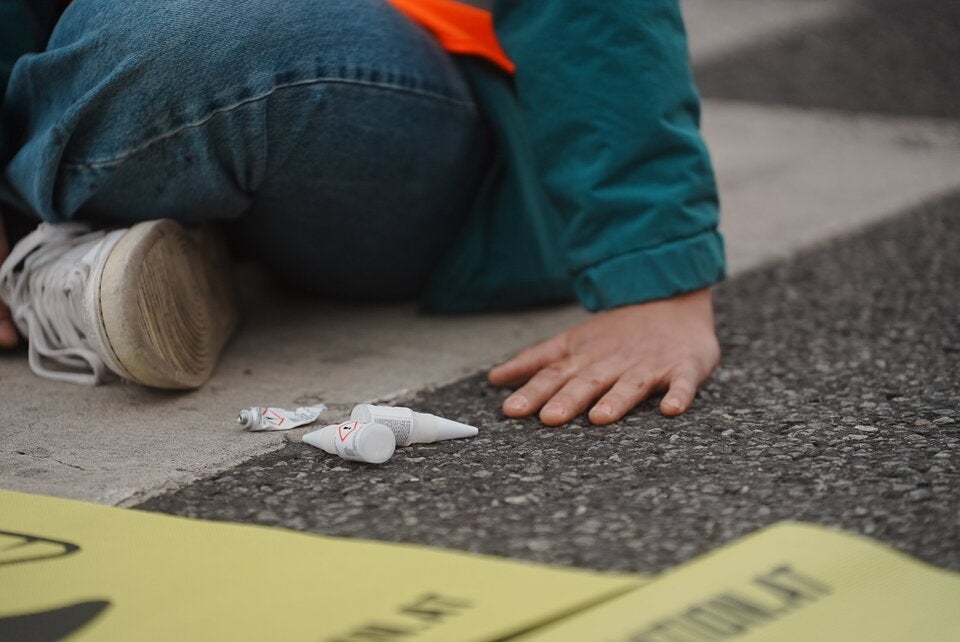 Klima-Kleber pflanzen bei Protest Baum auf Straße