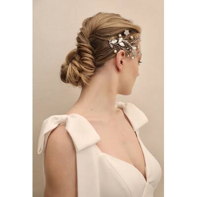 Mit zartem Haarschmuck wird die Frisur perfekt.