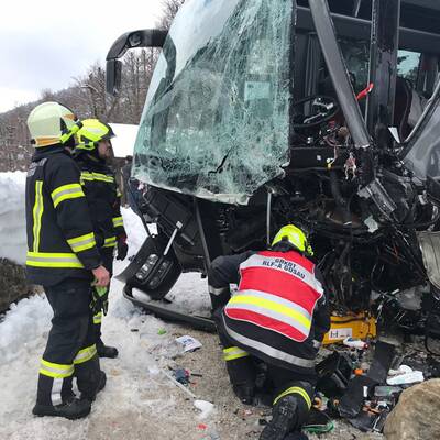 Busunfall am Pass Gschütt: Viele Verletzte