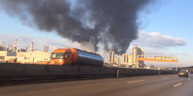 Dunkle Rauchwolken über OMV-Raffinerie