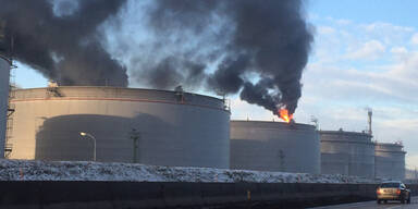 Dunkle Rauchwolken über OMV-Raffinerie