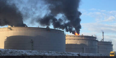 Dunkle Rauchwolken über OMV-Raffinerie