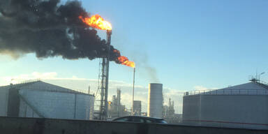 Dunkle Rauchwolken über OMV-Raffinerie