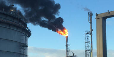 Dunkle Rauchwolken über OMV-Raffinerie