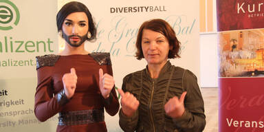 Conchita Wurst lernt Gebärdensprache