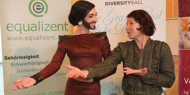 Conchita Wurst lernt Gebärdensprache