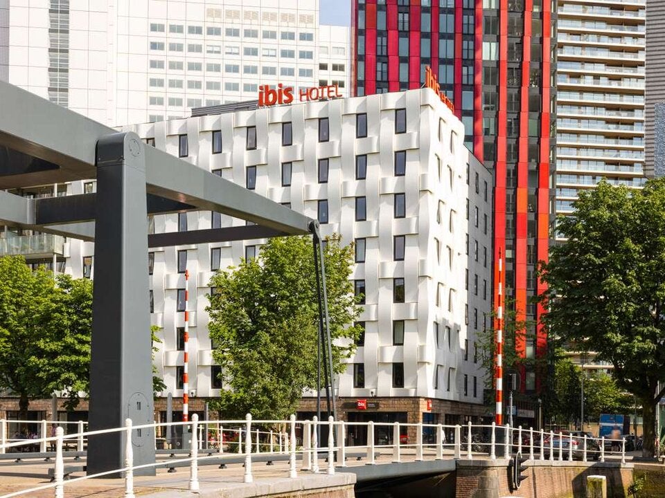 Rotterdam. Ibis City Center mit Terrasse.