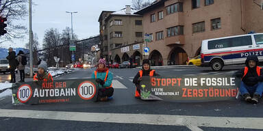 Klima-Kleber legen Verkehr in Innsbruck lahm