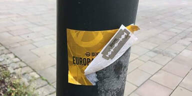 Identit&auml;ren-Aufkleber mit Rasierklingen pr&auml;pariert