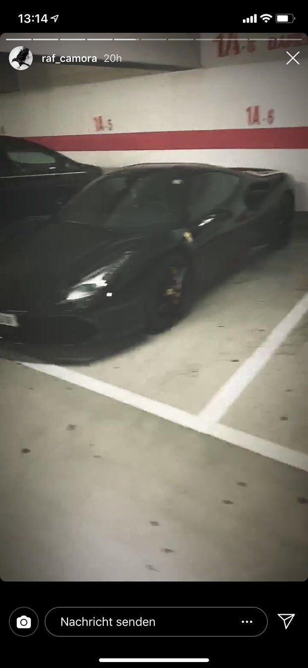 RAF Camora parkt mit Ferrari auf Damenparkplatz