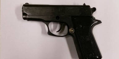 W&uuml;rstelstand: Betrunkener geht mit Pistole auf P&auml;rchen los