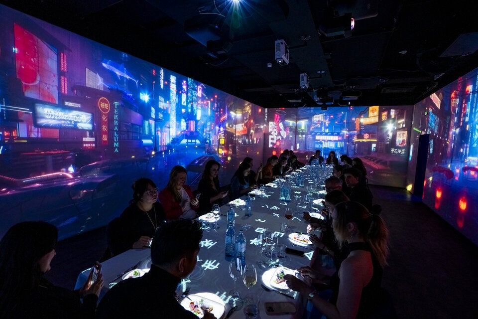 Immersives Dinner entführt ins Cyber-Tokio der Zukunft - einem pulsierenden Kaleidoskop aus Neonlicht.