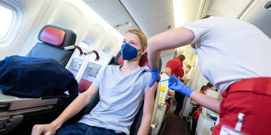 Gro&szlig;er Andrang bei Impfaktion in Boeing 777 am Airport Wien