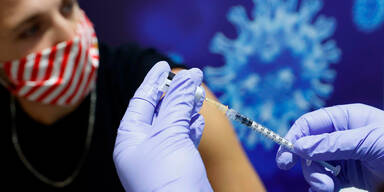 In Israel werden jetzt sogar schon Jugendliche geimpft | W&auml;hrend EU gegen Lieferprobleme k&auml;mpft